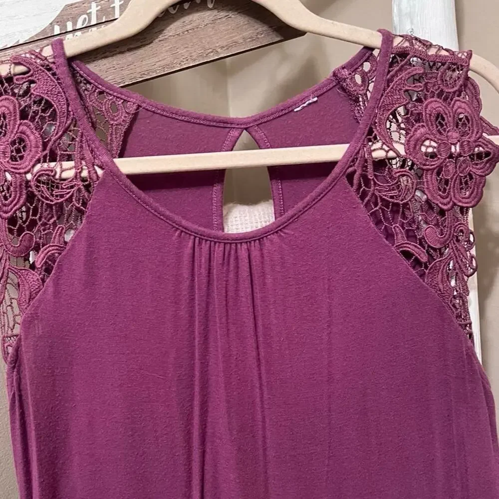 Beautiful top featuring floral crochet lace